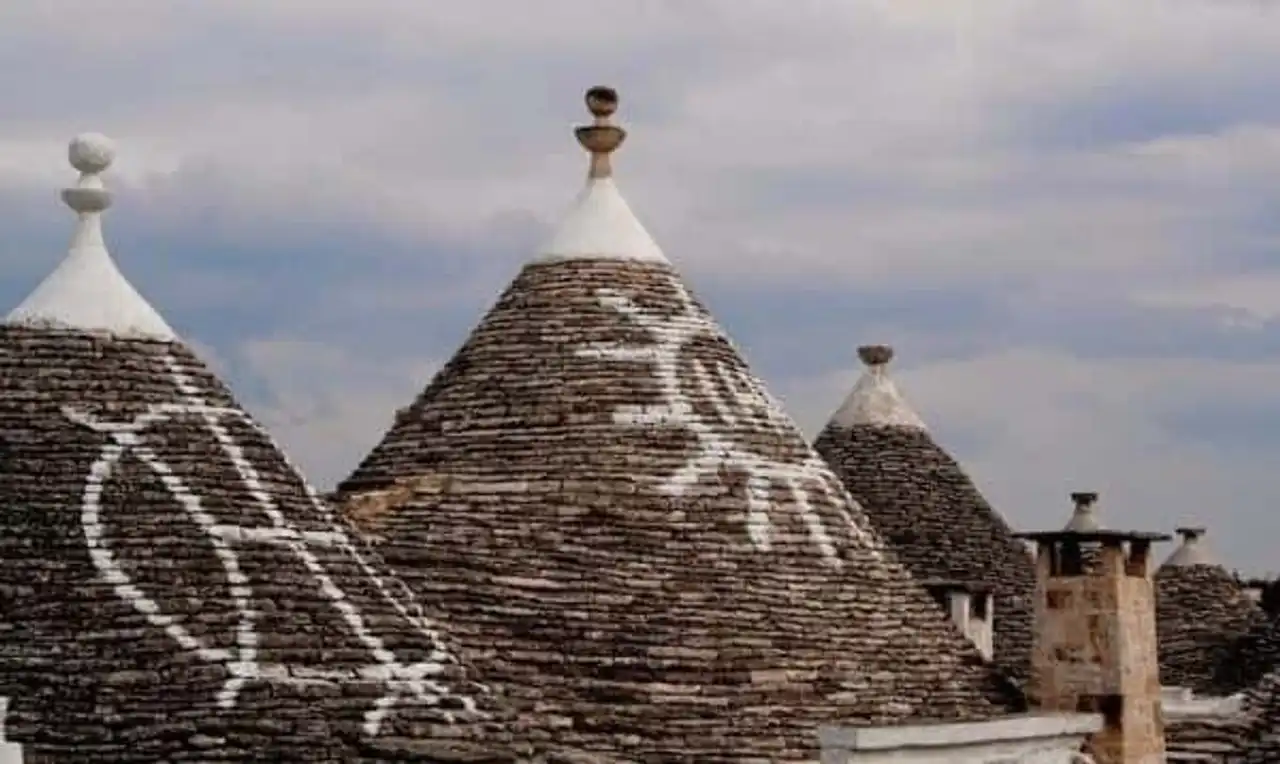 Alberobello trulli houses, houses, hens, Italy