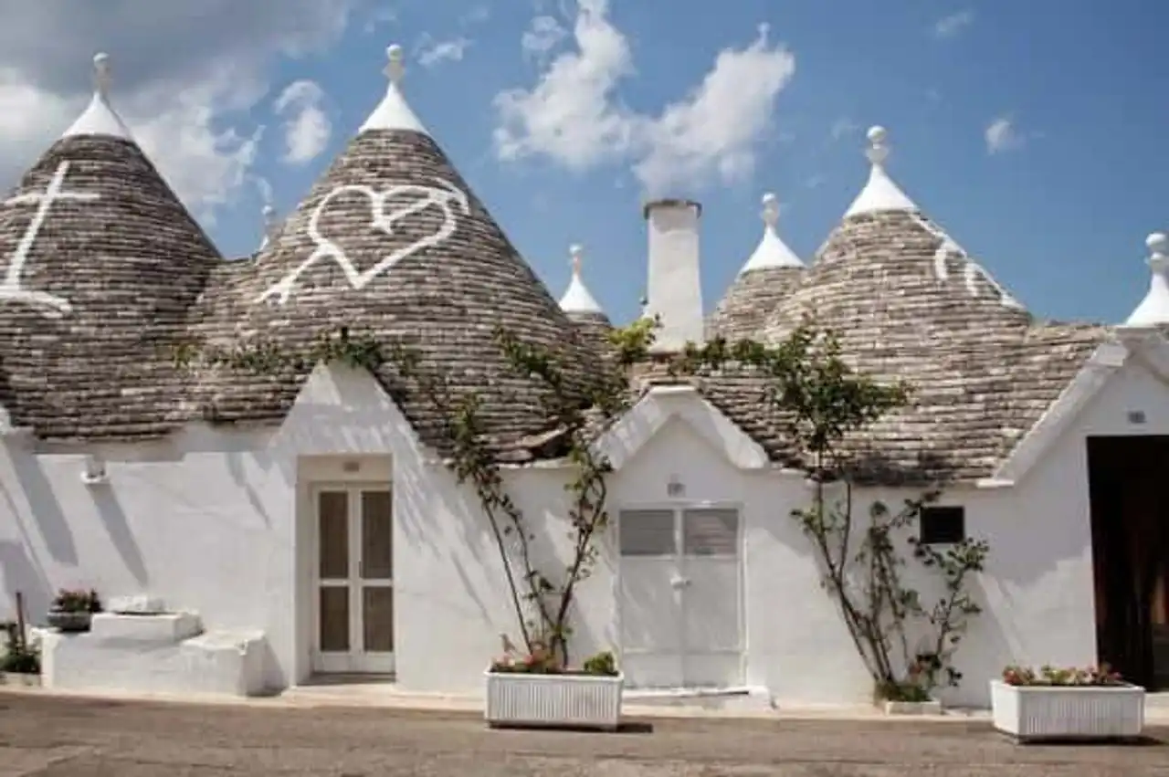 Alberobello trulli houses, houses, hens, Italy