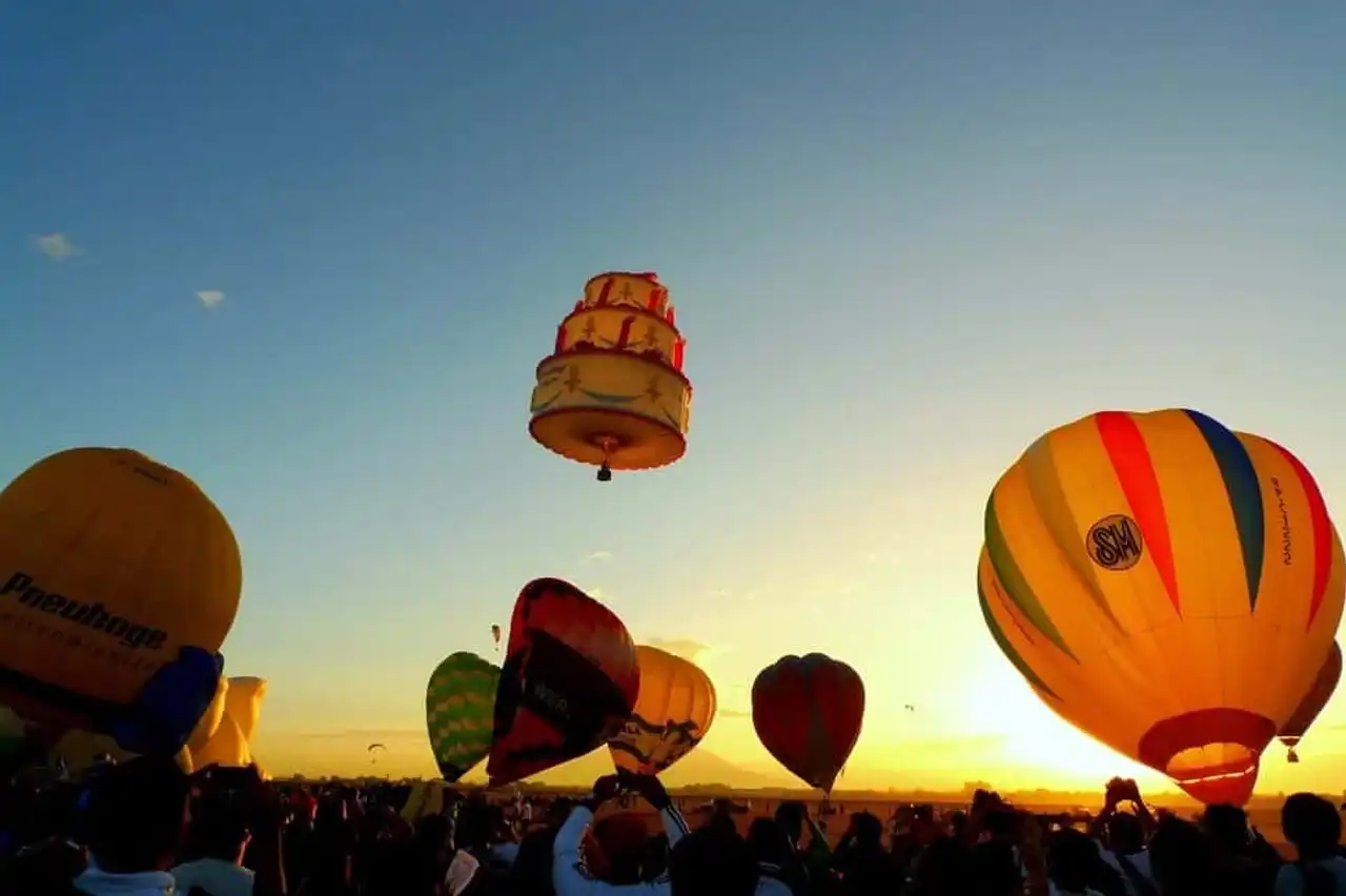 Balloon festivals and world balloons