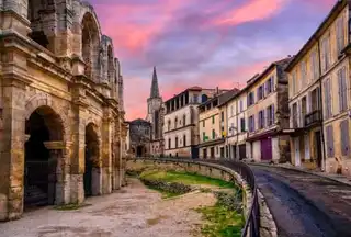 In which district to stay in Arles?