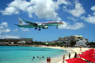 Maho Beach in Saint-Martin, the unusual beach that decorates!