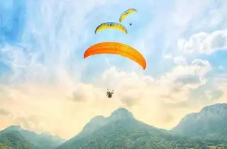 10 places to do paragliding in Annecy