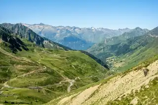 On the assault of the mythical pass of the Pyrenees, by bike!