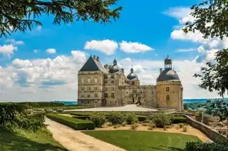 Visit the castle of Hautefort : tickets, prices, times