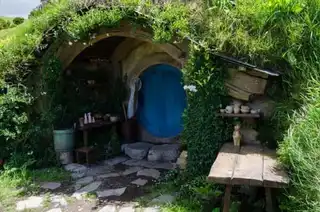 Visit Hobbiton, the mythical village of the Lord of the Rings