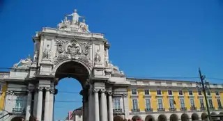 Visit the Arc de Triomphe de la rua Augusta in Lisbon