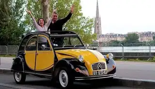 Bordeaux: private visit in 2 CV of monuments and docks