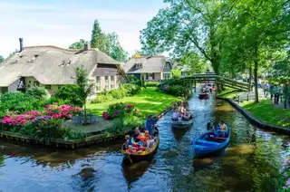 Welcome to Giethoorn: a paradise bathed in silence, water and nature