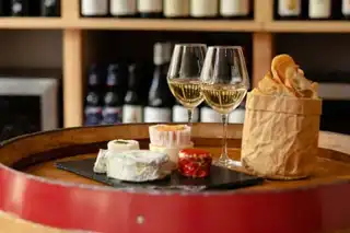 14 places where to make a wine and cheese tasting in Paris