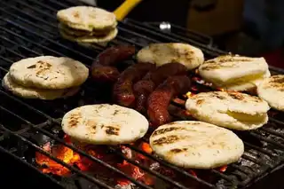 Some Colombian dishes through street food