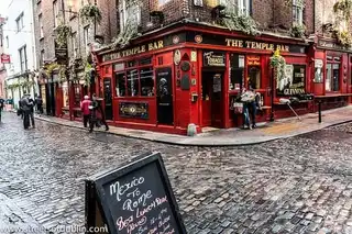 Temple Bar, the district where to drink a pint in Dublin