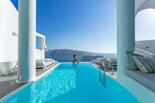 The 8 best hotels with private pool in Santorini