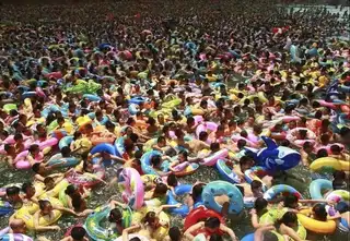 Chinese pools: the most crowded (sales) in the world