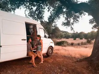 Move your van: Louise & Julien