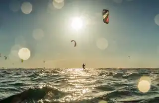 How and where do kitesurfing in Santorini?