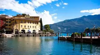 Which town house around Lake Garda?