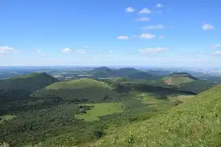 In which village house to visit the Auvergne volcanoes?