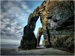 The beach of the Cathedrals, the time of a low tide