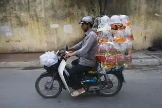 These scooters from Vietnam that carry improbable things